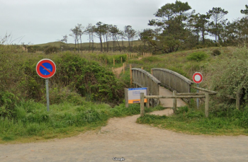 Passerelle en bois et plage nudiste brem sur mer